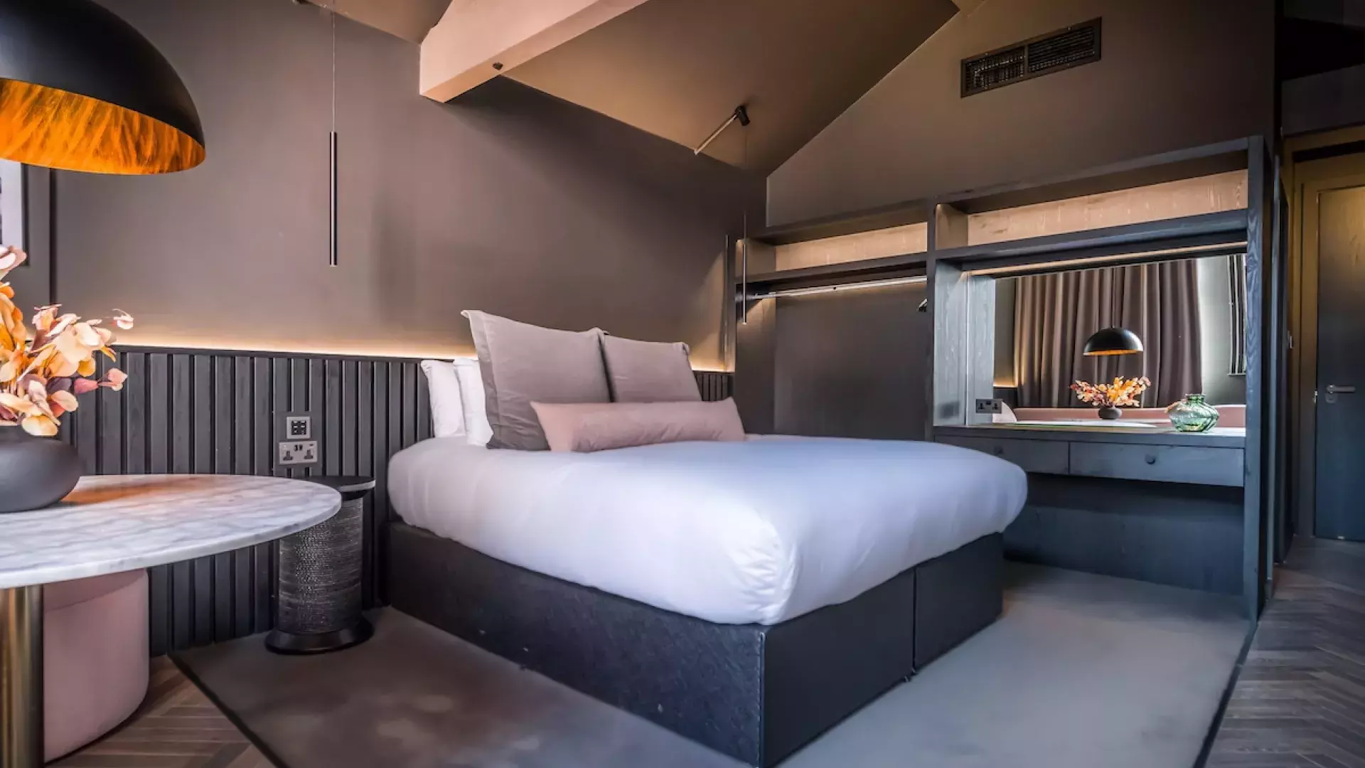 Bed in een hotelkamer