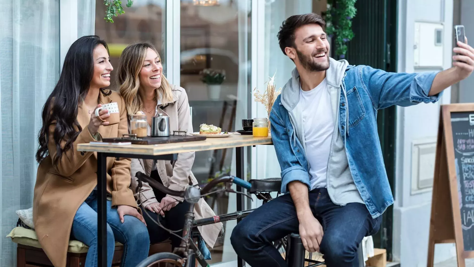 Drie mensen op een terras