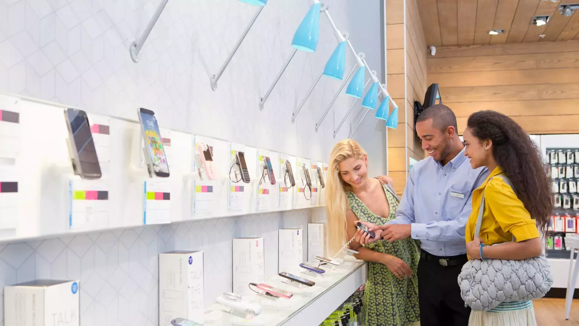 Mensen in een telefoonwinkel