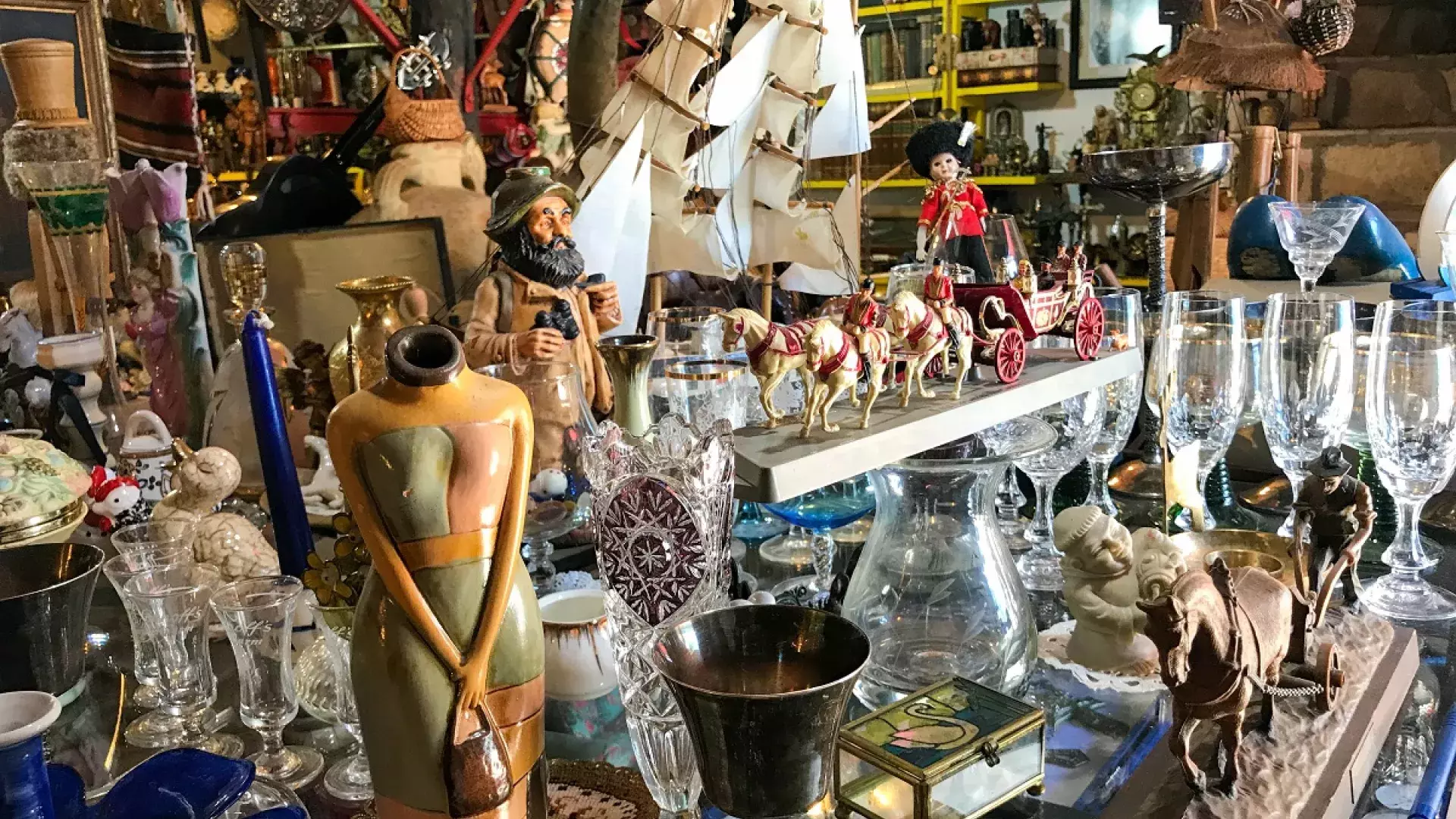 Spullen in een vintage winkel