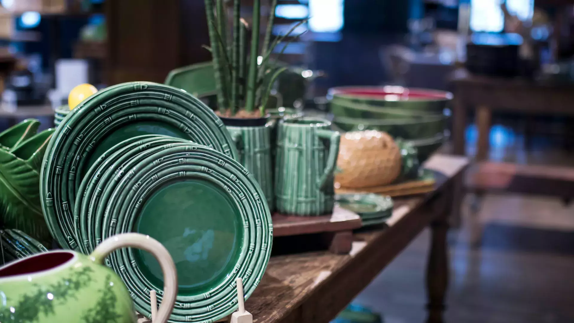 Servies op een tafel in een winkel